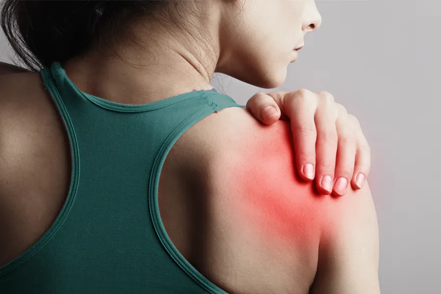 Labrum-Tears-Clinic A woman holds her shoulder in pain. Schedule treatment for larum tears from Dr. Noelani Rodriguez in San Diego.